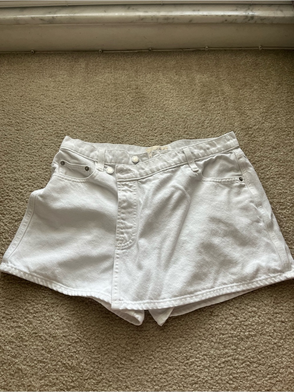 Universal Thread Denim White Skort size 6, zipper and 2 buttons